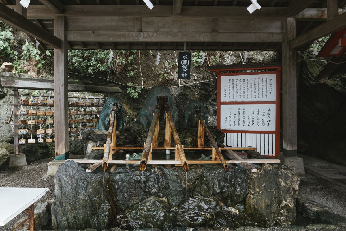 二見興玉神社のカエルの御手水場